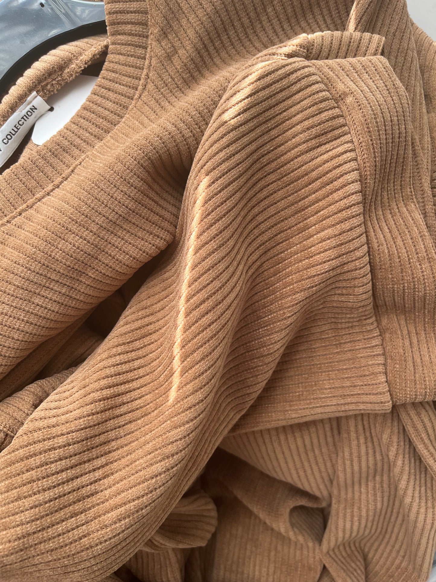 SEN GERIBBELDE JURK LICHTBRUIN