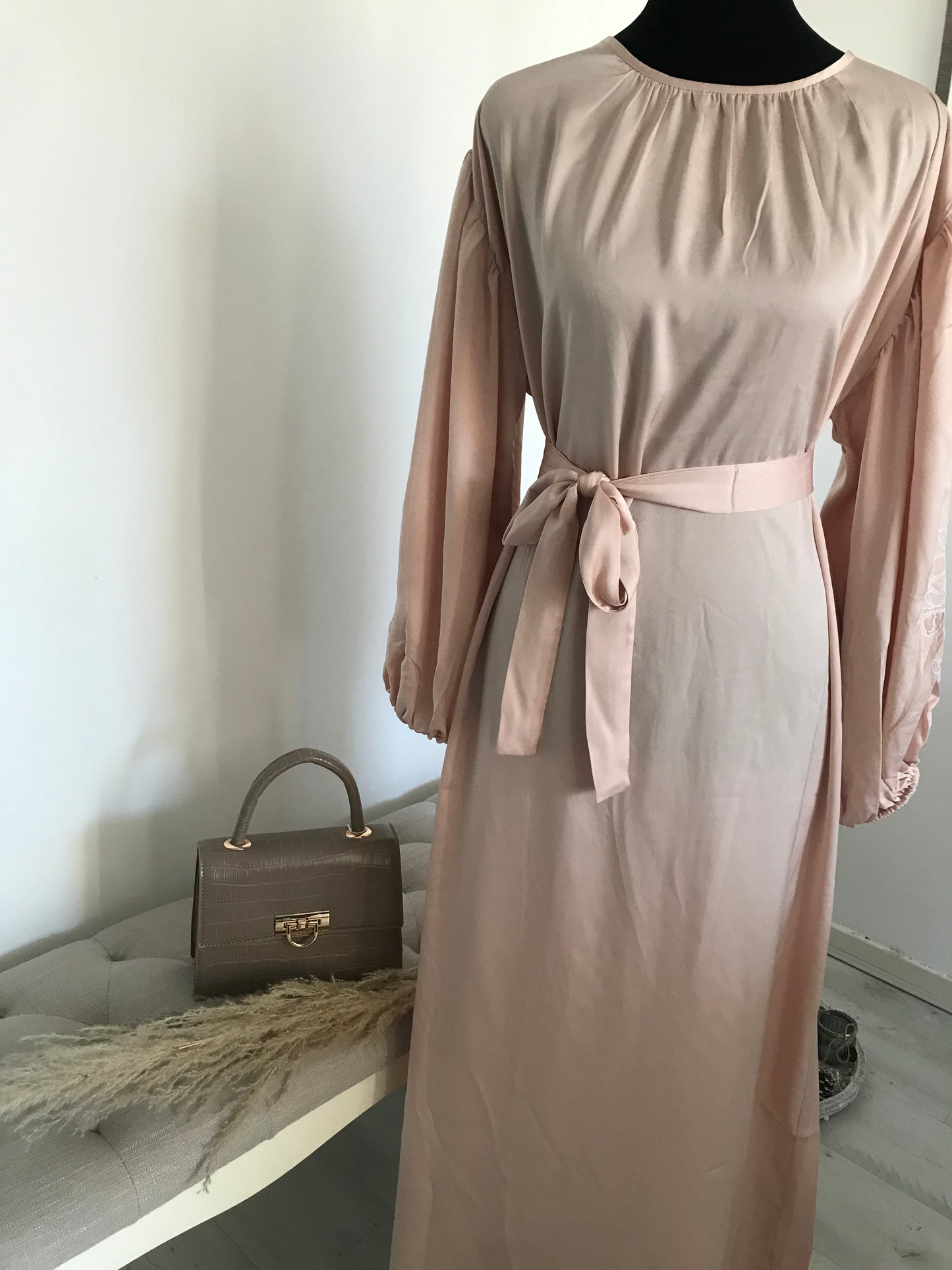 CHAIMA SATIJNEN JURK MET BORDUURSEL ROZE