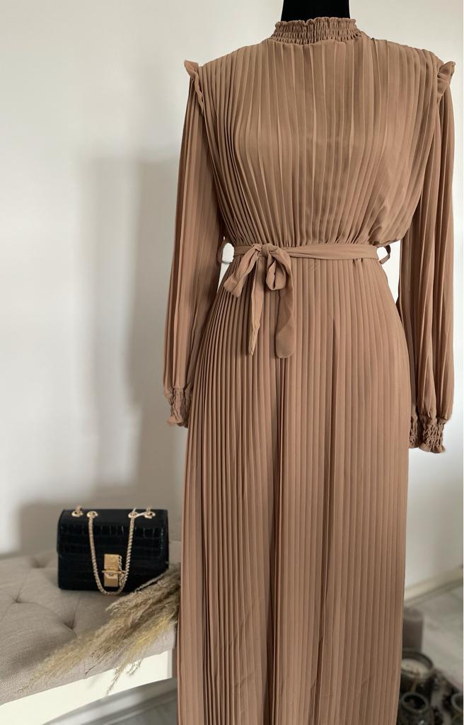 ARWA MAXI JURK PLISSÉ CARAMEL
