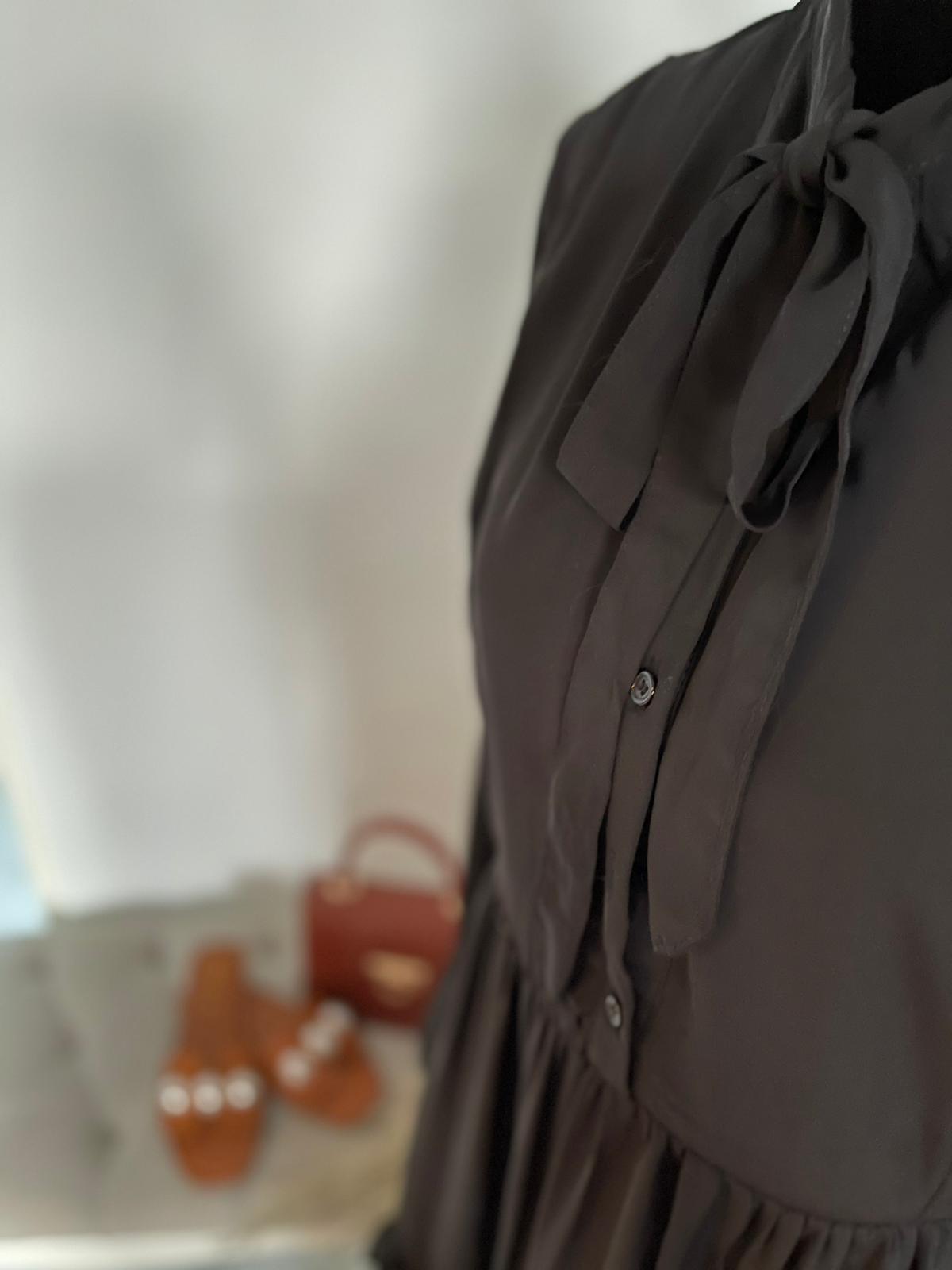 MAYRA LANGE JURK MET RUFFLES ZWART