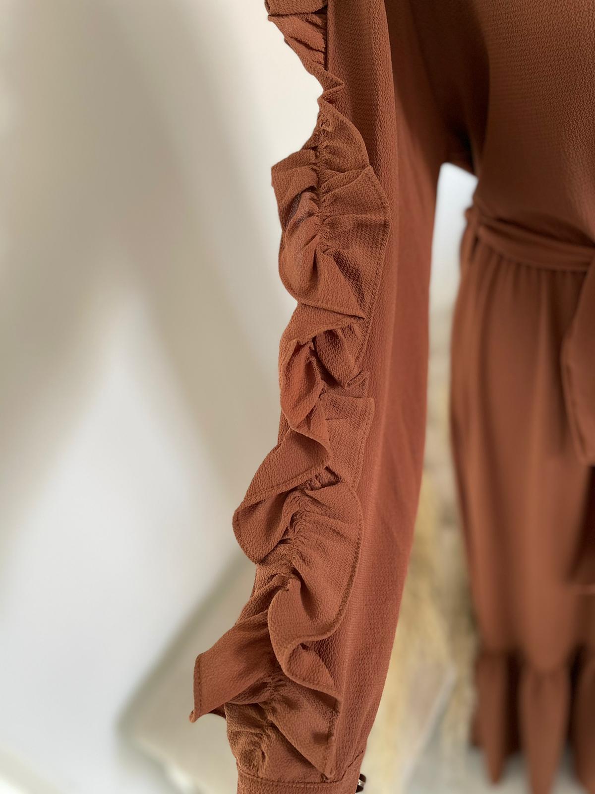 RAWDA LANGE JURK MET RUFFLES BRUIN