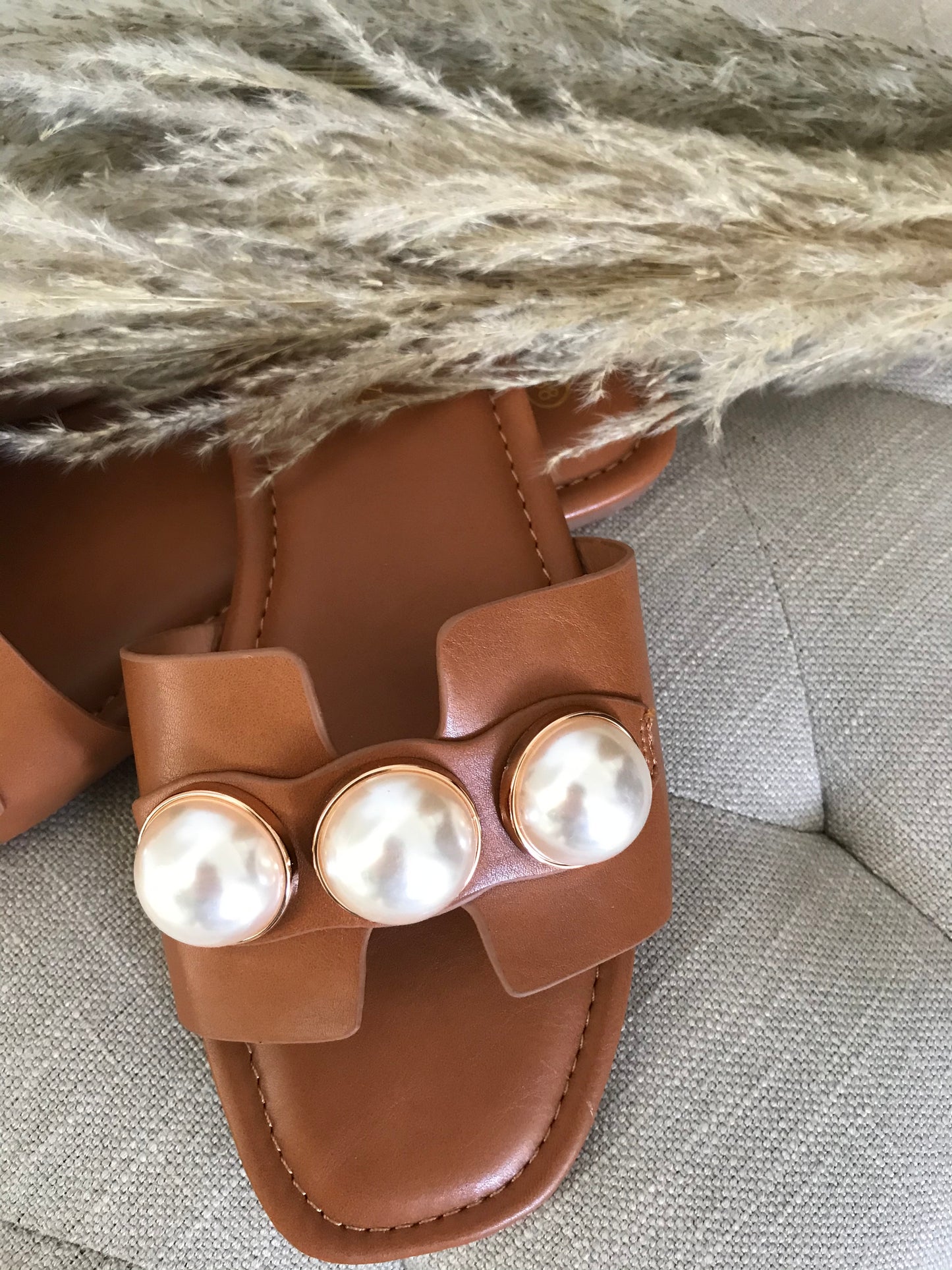 SLIPPERS MET PARELS CARAMEL