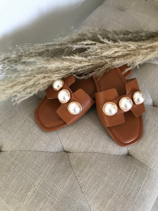 SLIPPERS MET PARELS CARAMEL