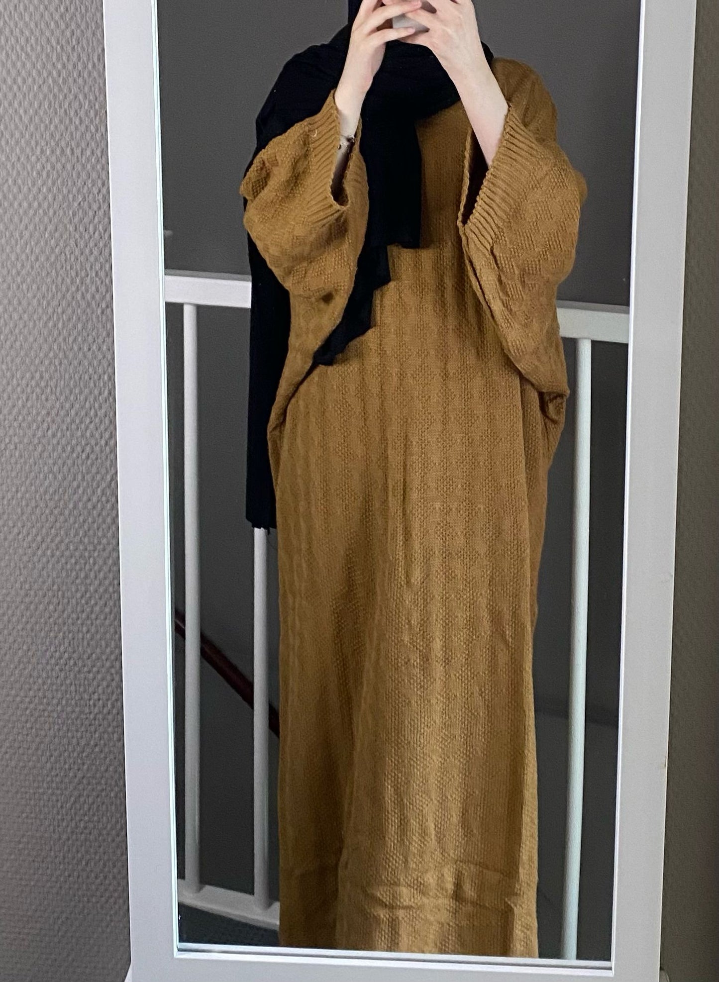 TESNIM WOLLEN LANGE TRUI MOSTERD