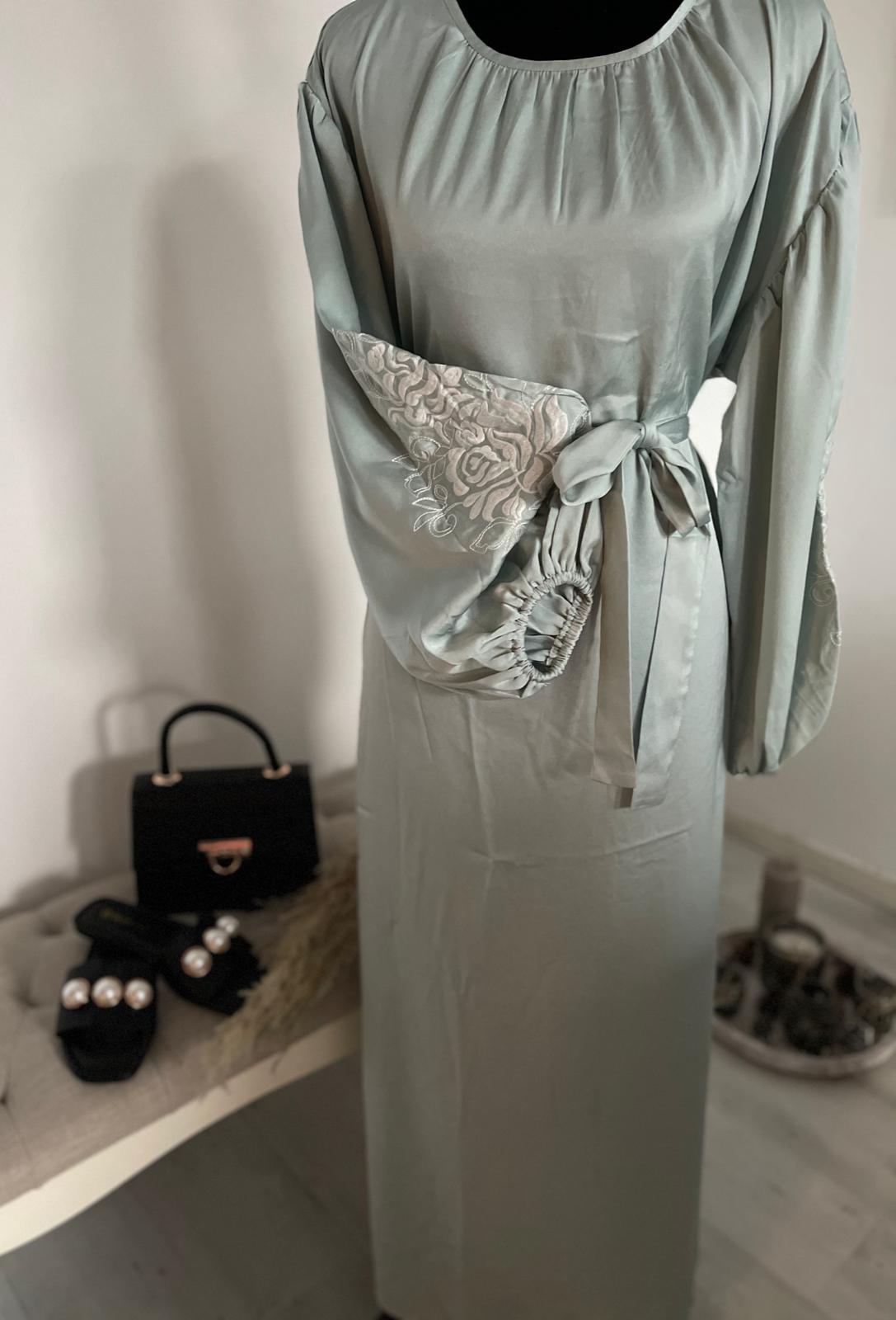 CHAIMA SATIJNEN JURK MET BORDUURSEL BLAUW