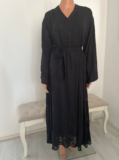 LENA ZWARTE JURK MET DETAILS