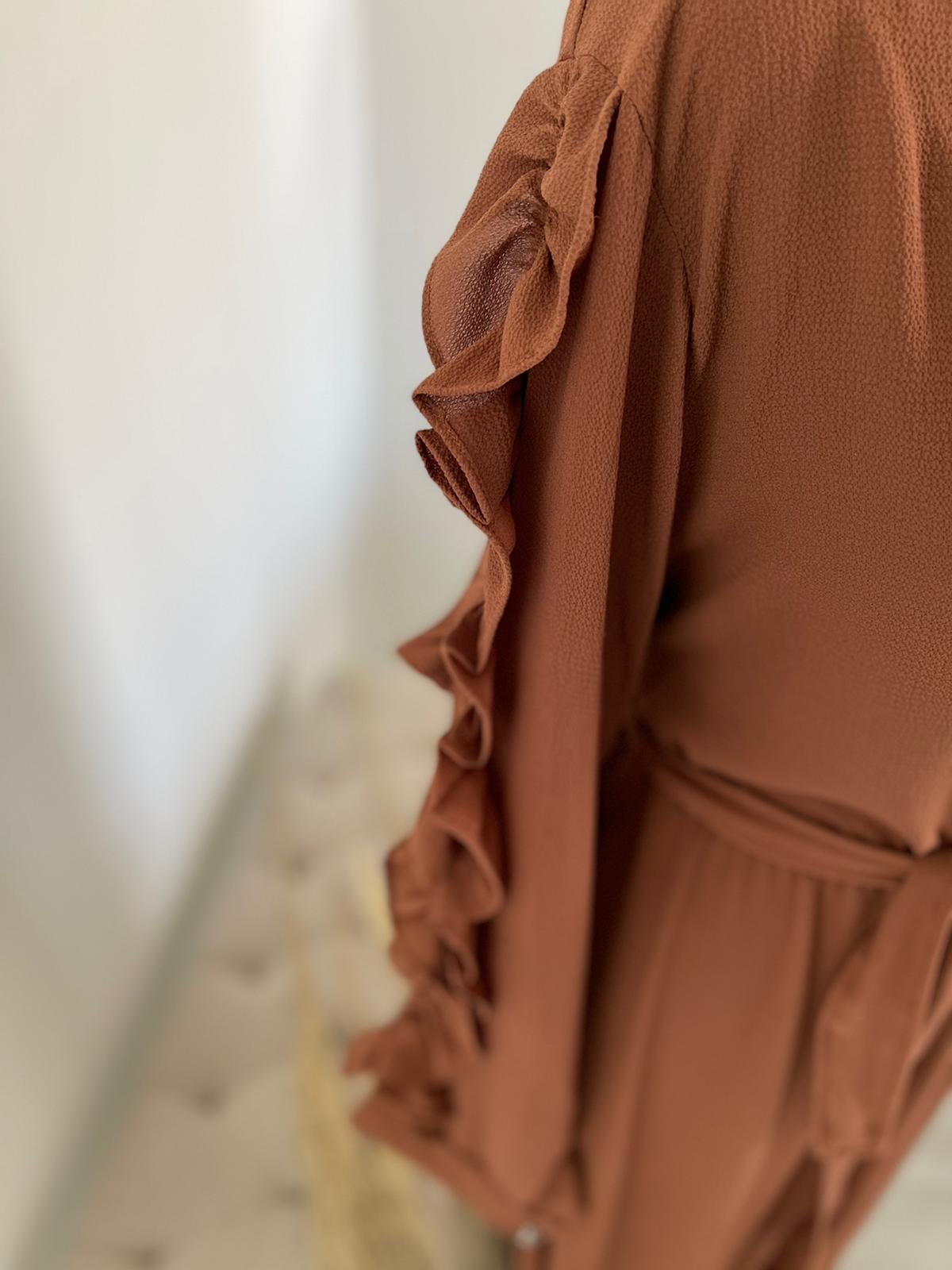 RAWDA LANGE JURK MET RUFFLES BRUIN