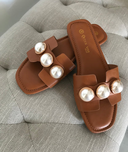 SLIPPERS MET PARELS CARAMEL