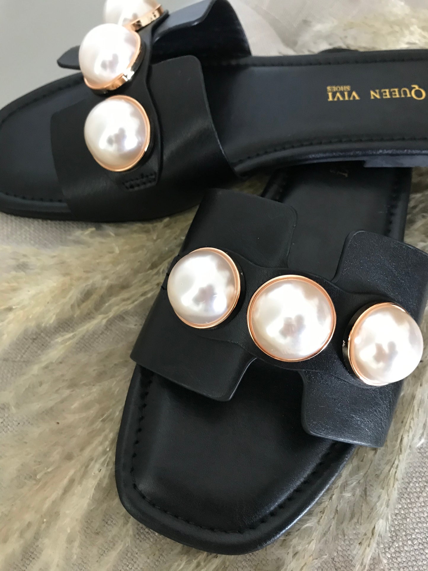 SLIPPERS MET PARELS ZWART