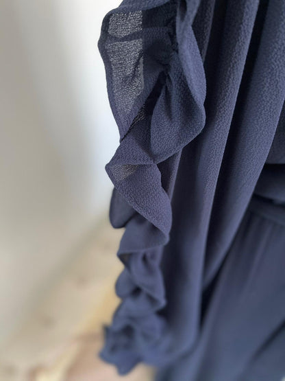 RAWDA LANGE JURK MET RUFFLES DONKERBLAUW