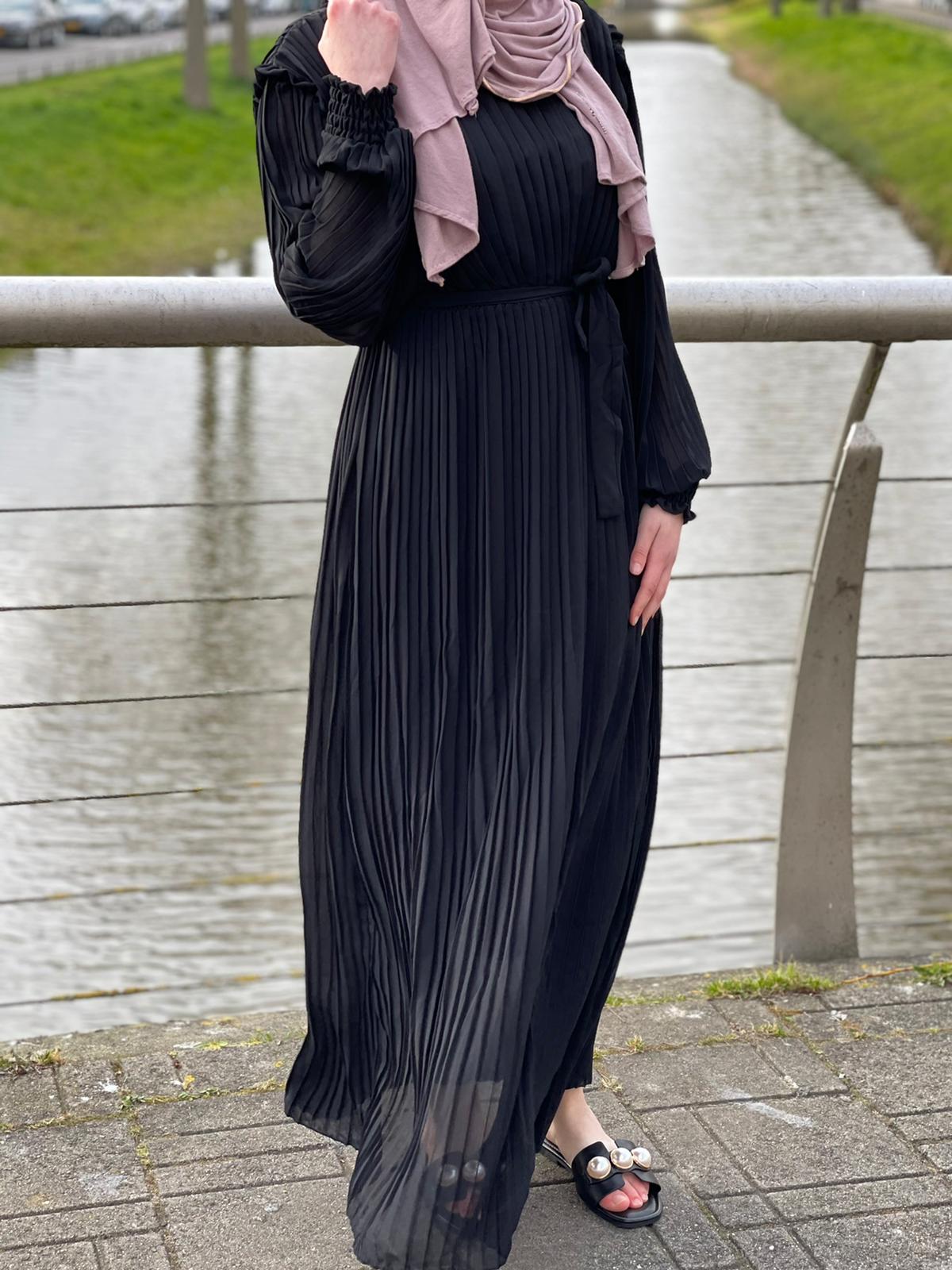 ARWA MAXI JURK PLISSÉ ZWART